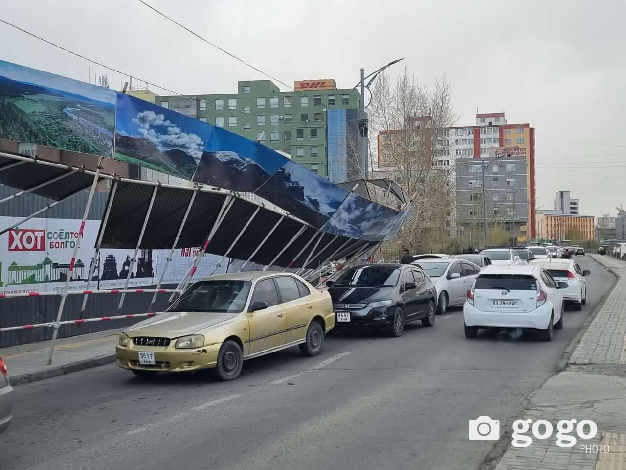 СЭРЭМЖЛҮҮЛЭГ: Салхи, шуурга ихтэй байгаа тул барилгын хаалт, хашлагаас ...